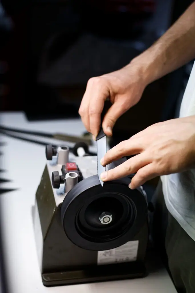 Démorfilage couteau sur un disque de cuire