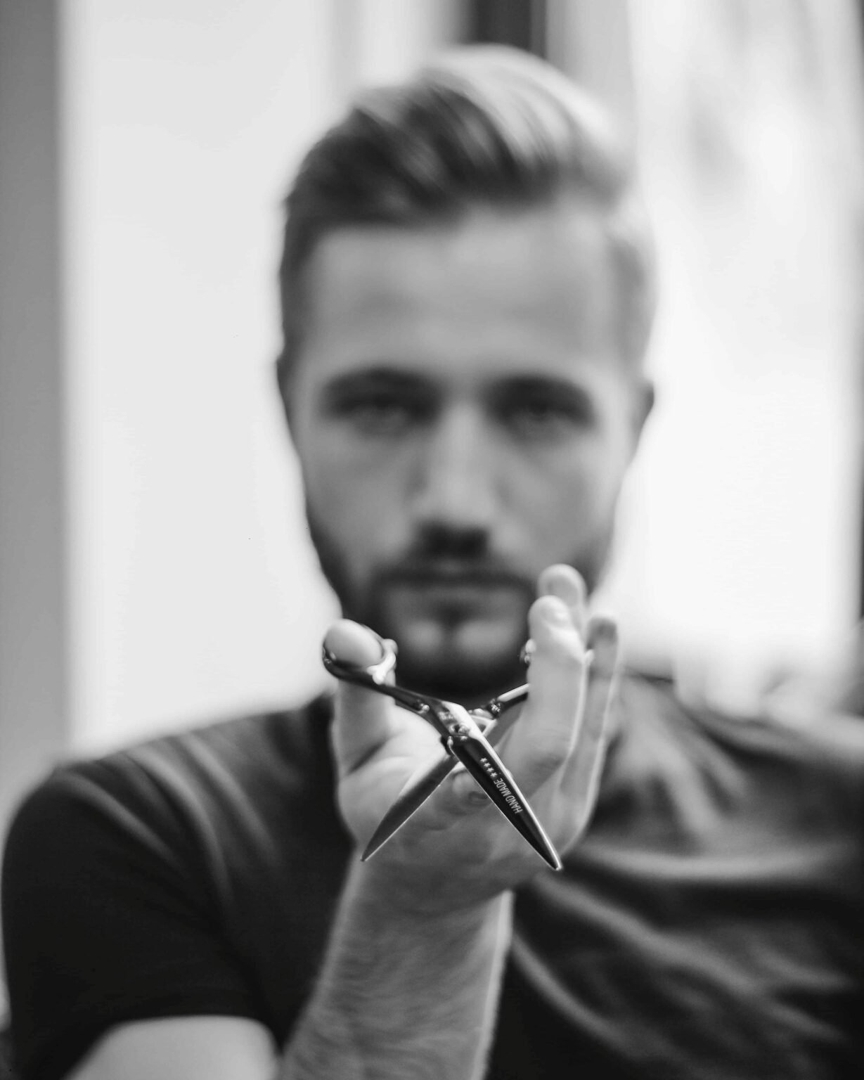 Coiffeur avec ciseaux de coiffure